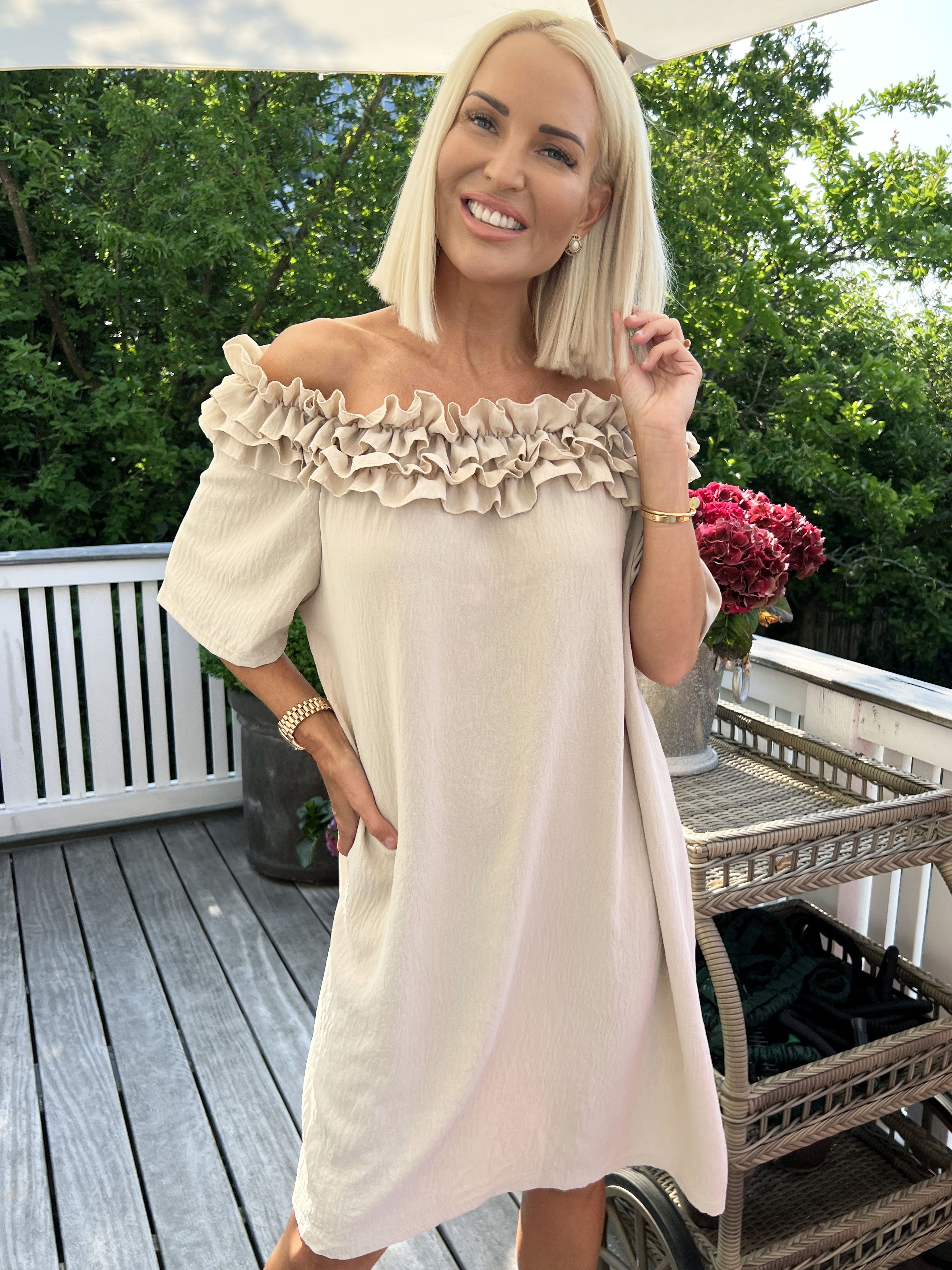 Chili Sleeveless Dress - Fineste kjole med flæser i udskæringen